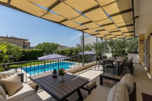 Výhled na bazén z ubytování Villa Dalmatica save 15 percent on Split-villas com nebo okolí