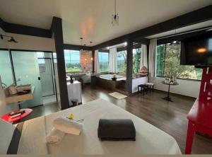 a living room with a couch and a living room withwindows at Solar das Aroeiras in Serra do Cipo