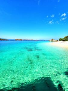 - Vistas al océano desde la playa en Angel Island Eco Resort, en Labuan Bajo