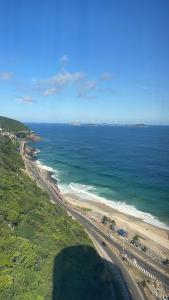 una vista aérea de la playa y del océano en Apartamento em Frente ao Mar, en Río de Janeiro