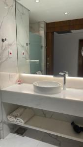 y baño con lavabo y espejo. en Apartamento em Frente ao Mar, en Río de Janeiro