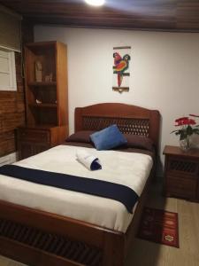 Un dormitorio con una cama con un ratón de ordenador. en Green Bamboo Lodge, en San Francisco de Borja