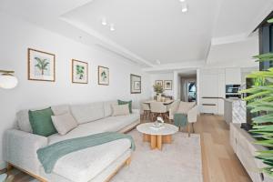 Jewel Beachfront Residences的休息区