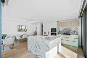 Jewel Beachfront Residences的厨房或小厨房