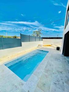 ein Swimmingpool im Hinterhof eines Hauses in der Unterkunft Villa Neuve Piscine Privée La Ciotat in La Ciotat