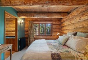 Postel nebo postele na pokoji v ubytování Fairytale Log Cabin - Homewood Forest Retreat + 6 fotografií