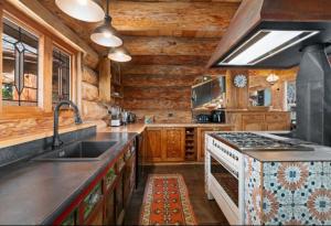 Kuchyň nebo kuchyňský kout v ubytování Fairytale Log Cabin - Homewood Forest Retreat