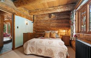 Postel nebo postele na pokoji v ubytování Fairytale Log Cabin - Homewood Forest Retreat