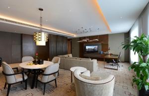 InterContinental Nantong, an IHG Hotel-Best view of yangtze في نانتونغ: لوبي الفندق مع طاولة وكراسي