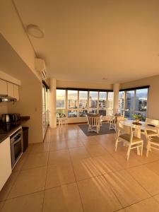 a kitchen and dining room with a table and chairs at Depto cálido Balcarce in Balcarce