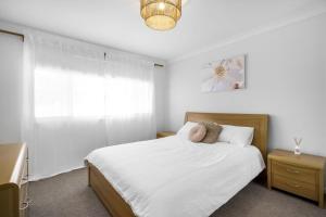 Postel nebo postele na pokoji v ubytování Corinya Cottage By Experience Jervis Bay