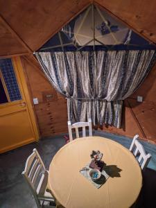 einen Tisch und Stühle in einem Zimmer mit Zelt in der Unterkunft Cabaña Domo Delta in Los Cocos