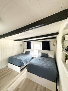 Giường trong phòng chung tại Park Street Paradise!