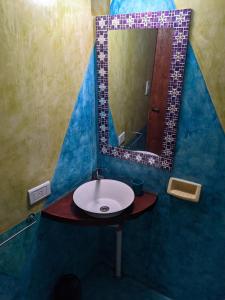 y baño con lavabo y espejo. en Cabaña Domo Delta en Los Cocos