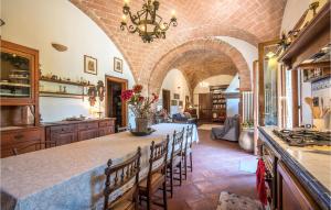 une grande cuisine avec une grande table et des chaises dans l'établissement Stunning Apartment In Monteroni Darbia With Kitchen, à Monteroni dʼArbia