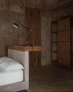 a bedroom with a bed and a desk with a lamp at Casa del sapo in Yolina +26 photos