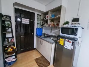Kuchyň nebo kuchyňský kout v ubytování Tiffany's Staycation Unit 102