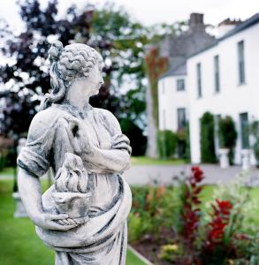 Una statua di una donna che tiene in braccio un bambino. di Barberstown Castle a Straffan