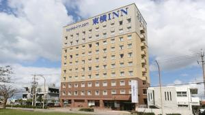 Un edificio con un cartel al costado. en Toyoko Inn Okinawa Ishigaki-jima, en Ishigaki Island