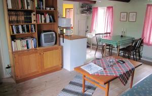 sala de estar con TV y cocina con mesa. en 2 Bedroom Beautiful Home In Skillinge, en Skillinge