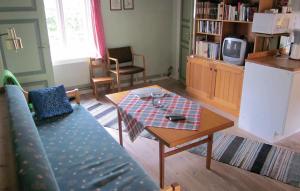 sala de estar con sofá y mesa en 2 Bedroom Beautiful Home In Skillinge, en Skillinge