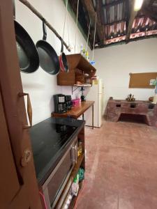 eine Küche mit einer Theke, Töpfen und Pfannen in der Unterkunft Casa Cristal in Chiapa de Corzo