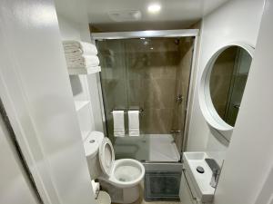 Baño blanco con aseo y lavamanos en Affordable Room with FREE Parking in Newmarket ON, en Newmarket