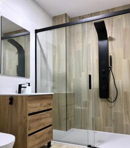 Trasariz Suites 1 في Vimianzo: حمام مع دش مع حوض ومرحاض