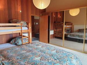 een kamer met een stapelbed en een spiegel bij Beulah by the Lake in Kalkite