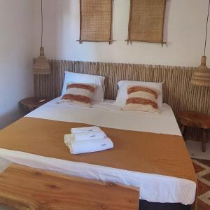 una camera da letto con un letto con bilancia di Afeto Caraíva a Caraíva