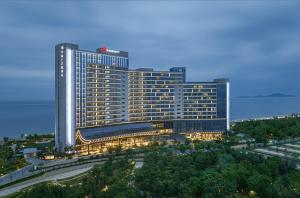 um grande edifício com luzes acesas numa cidade em Yantai Marriott Hotel em Yantai