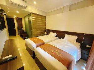 Postel nebo postele na pokoji v ubytování Tiến Thịnh Hạ Long Hotel - by Bay Luxury