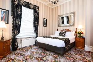Voodi või voodid majutusasutuse Prince's Gate Hotel toas