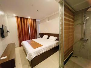 Postel nebo postele na pokoji v ubytování Tiến Thịnh Hạ Long Hotel - by Bay Luxury + 3 fotografie