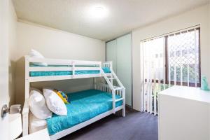 Camera piccola con letti a castello e finestra. di Bay Parklands 57 ground floor unit with pool tennis court and aircon a Nelson Bay Altre 19 foto