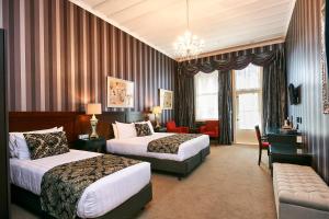 Voodi või voodid majutusasutuse Prince's Gate Hotel toas