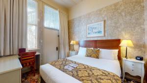 Voodi või voodid majutusasutuse Prince's Gate Hotel toas
