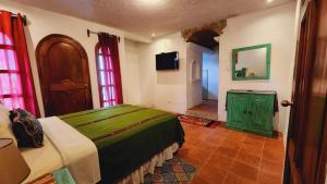 een slaapkamer met een bed en een televisie in een kamer bij Casa Miranda in Antigua Guatemala