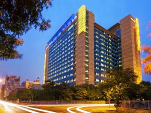 un edificio alto con una calle delante en Marriott Executive Apartments Tianjin TEDA, en Binhai