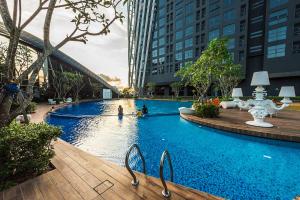 クアラルンプールにあるLuxury Duplex Condo Retreat-Corner v 2 Parking, KL by Veranoのビルが立ち並ぶ街にある大きなプール