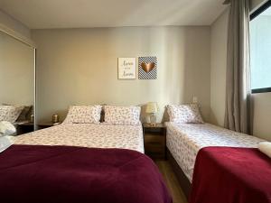1 Schlafzimmer mit 2 Betten und einem Fenster in der Unterkunft NU01- NOVO | 2 Quartos | Churrasqueira | Garagem in Balneário Camboriú