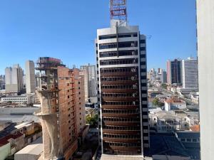 vistas a un edificio alto de una ciudad en Studio flat Mid Home, en Curitiba