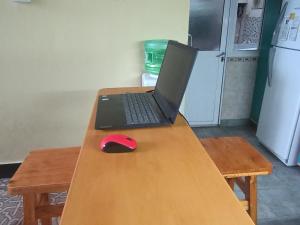 een laptop op een houten tafel bij COMO EN CASA en Buenos Aires in Buenos Aires