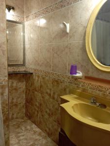 y baño con lavabo y espejo. en Gran Hotel Augusto en Mar del Plata