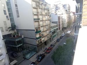 una vista aérea de una calle de la ciudad con edificios en Gran Hotel Augusto en Mar del Plata