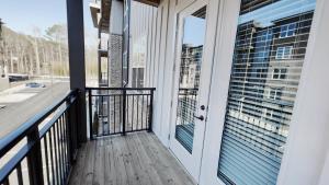 einen Balkon mit einer Tür und Stadtblick in der Unterkunft Indulge in a luxury apartment in Lawrenceville