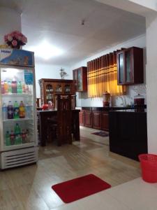 eine Küche mit einem offenen Kühlschrank im Zimmer in der Unterkunft Muthu Villa Sri Lanka in Kalutara