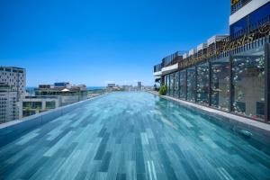 Bazén v ubytování Golden Lotus Grand Da Nang - Panoramic Rooftop Bar & Daily Afternoon Tea nebo v jeho okolí