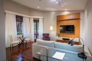 TV at/o entertainment center sa Las Lomas Casa Hotel