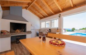 eine Küche mit einem Tisch und 2 Gläsern Wein in der Unterkunft 3 Bedroom Nice Home In Lokvicici in Lokvičič